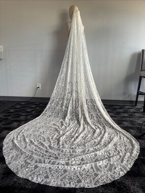 Elegant White Lace Bridal Veil with Scalloped Edge